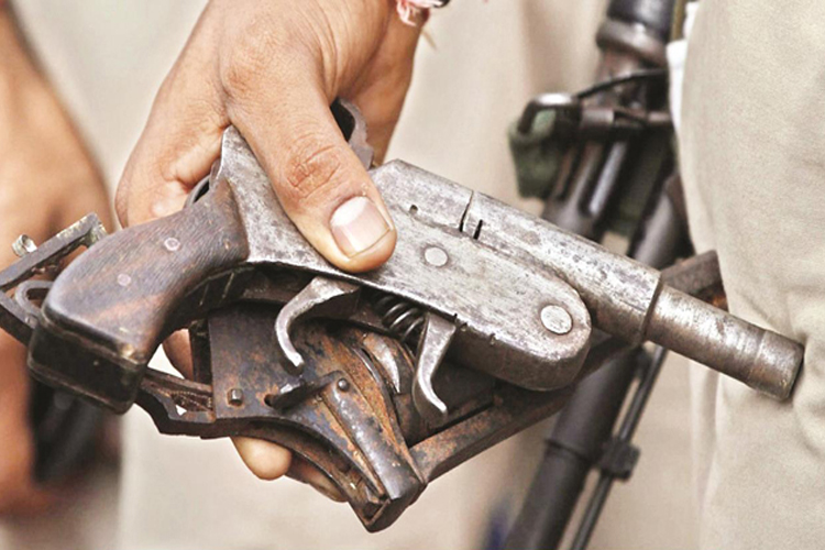 Arms smugglers arrested in Delhi, 27 semiautomatic guns seized Arms smugglers arrested in Delhi, 27 semiautomatic guns seized- India TV Hindi