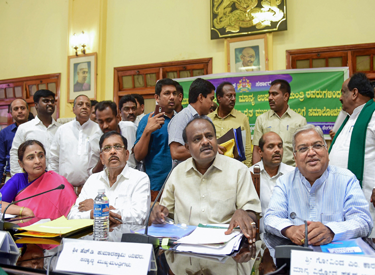 Karnataka cm H D Kumaraswamy during a meeting with... Karnataka cm H D Kumaraswamy during a meeting with...- India TV Hindi