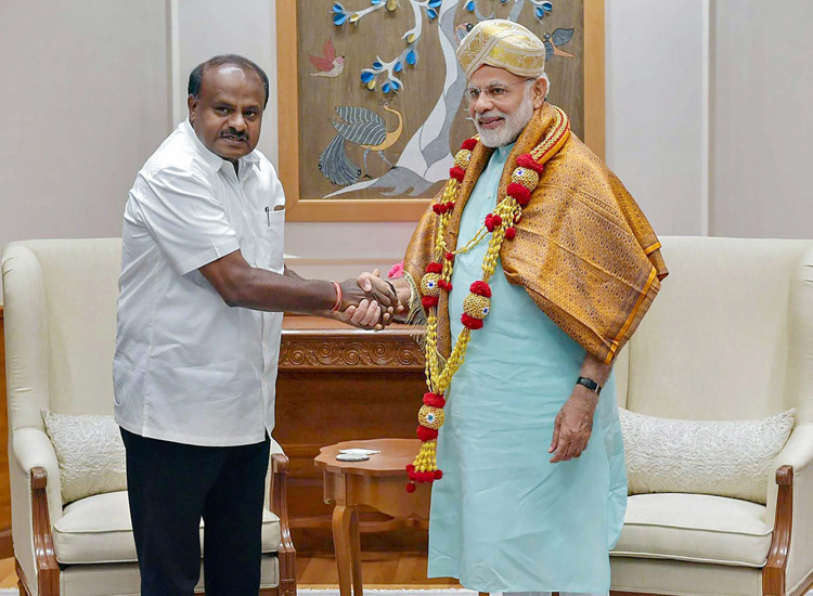 karnataka cm kumaraswamy and pm narendra modi karnataka cm kumaraswamy and pm narendra modi- India TV Hindi