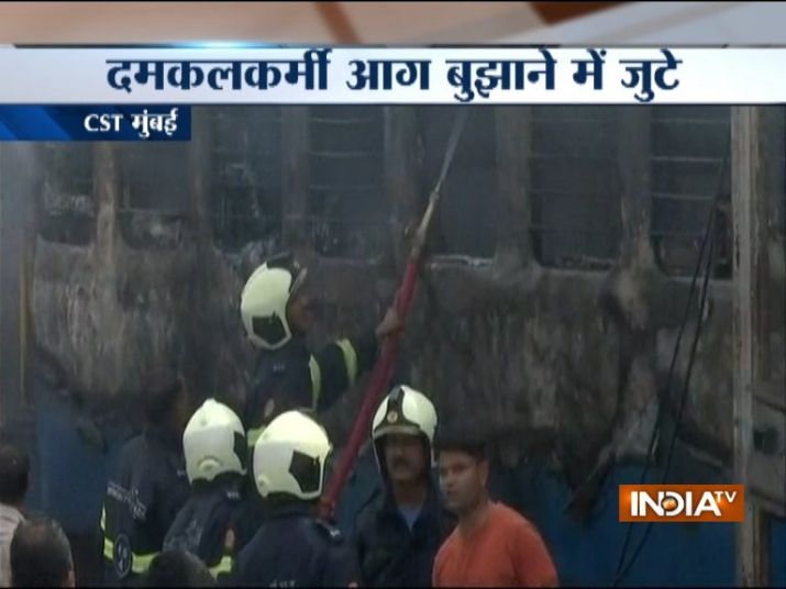 आग बुझाने की कोशिश... आग बुझाने की कोशिश...- India TV Hindi