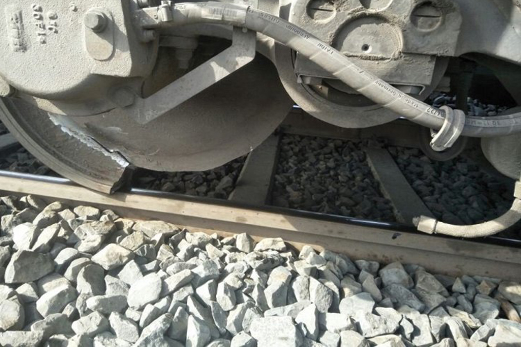 Major accident avoided; train's wheel divided into two parts Major accident avoided; train's wheel divided into two parts- India TV Hindi