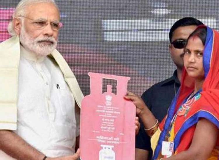 PM Modi to interact with beneficiaries of Ujjwala... PM Modi to interact with beneficiaries of Ujjwala...- India TV Hindi