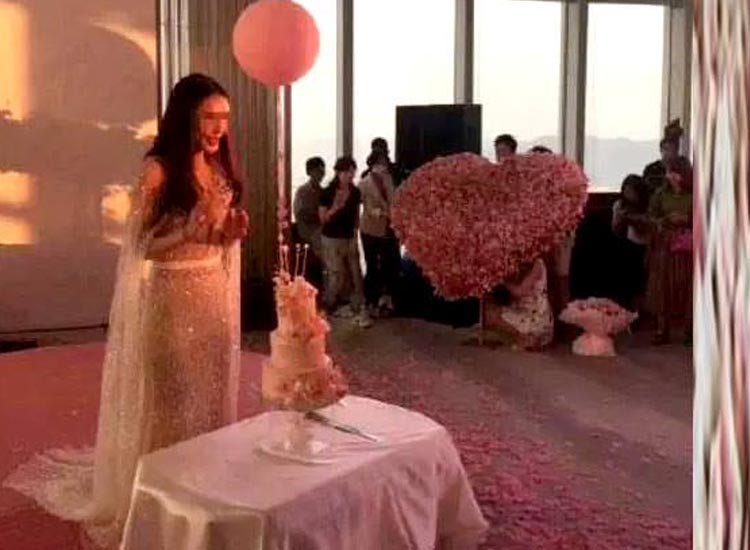 boyfriend gave a bouquet of 35-70-000 to his... boyfriend gave a bouquet of 35-70-000 to his...- India TV Hindi