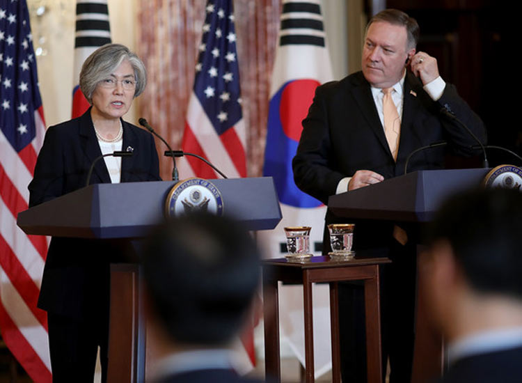 Mike Pompeo with Korean foreign minister Kang Kyung-wha... Mike Pompeo with Korean foreign minister Kang Kyung-wha...- India TV Hindi