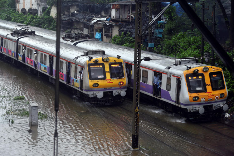 Incessant rain throws life out of gear in Mumbai Incessant rain throws life out of gear in Mumbai- India TV Hindi