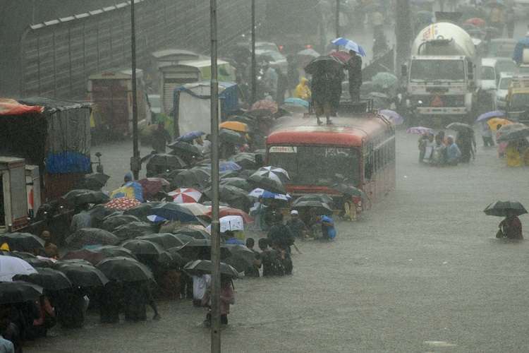 मानसून ने पकड़ी रफ्तार, तेज बारिश से गई 21 लोगों की जान मानसून ने पकड़ी रफ्तार, तेज बारिश से गई 21 लोगों की जान- India TV Hindi
