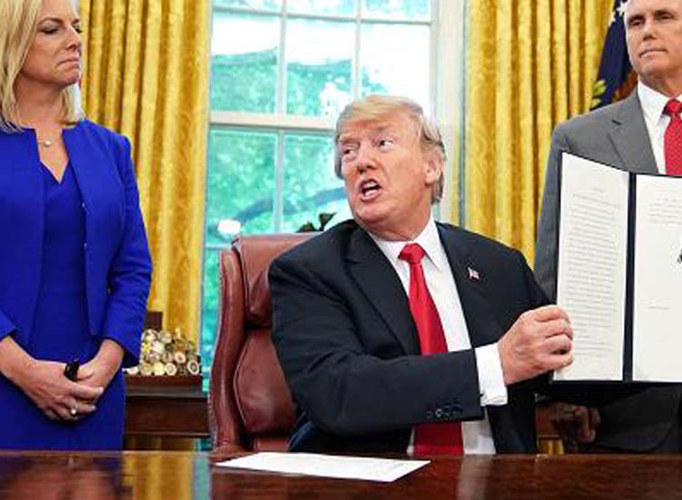 Trump signs executive order to keep migrant families... Trump signs executive order to keep migrant families...- India TV Hindi
