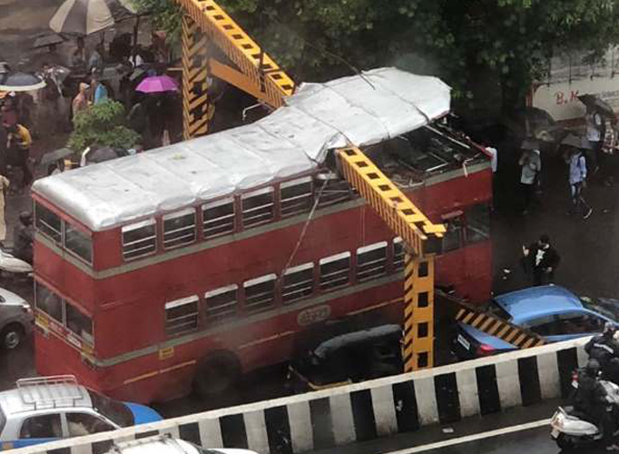 हादसों का शहर मुंबई में दो और हादसे, डबलडेकर बस ओवरहेड रेलिंग से टकराई, मीरा रोड रेलवे स्टेशन पर रिज हादसों का शहर मुंबई में दो और हादसे, डबलडेकर बस ओवरहेड रेलिंग से टकराई, मीरा रोड रेलवे स्टेशन पर रिज- India TV Hindi