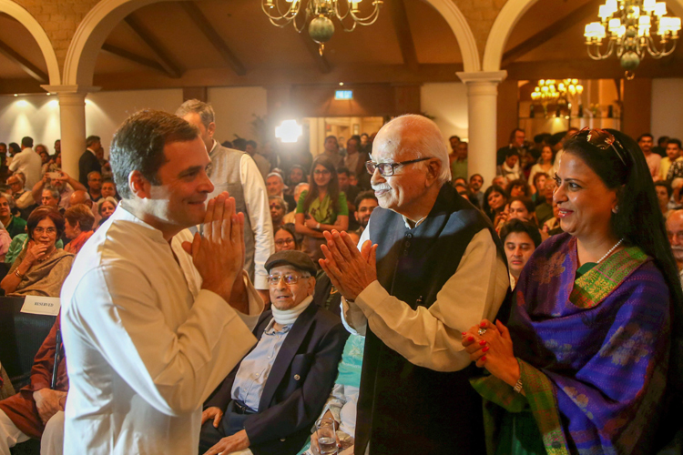 Senior BJP leader L K Advani greets Congress President... Senior BJP leader L K Advani greets Congress President...- India TV Hindi