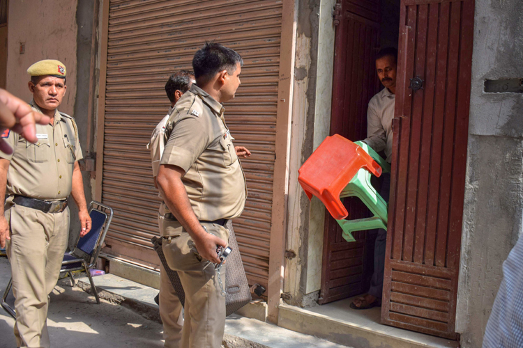 Delhi Police takes away the stools, which were supposed... Delhi Police takes away the stools, which were supposed...- India TV Hindi