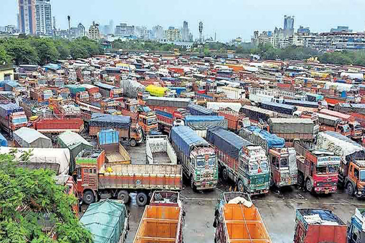 सरकार से बातचीत के बाद ट्रकों की हड़ताल समाप्त सरकार से बातचीत के बाद ट्रकों की हड़ताल समाप्त- India TV Hindi