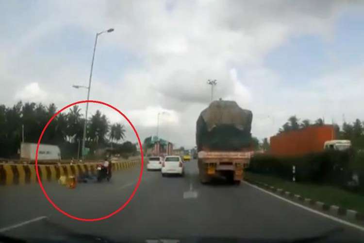 Five-year-old rides bike for 20 secs after parents get knocked off in accident, escapes unhurt Five-year-old rides bike for 20 secs after parents get knocked off in accident, escapes unhurt- India TV Hindi