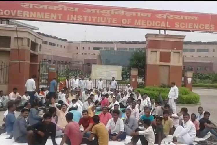 उत्तर प्रदेश: भाकियू लोकशक्ति ने राजकीय आयुर्विज्ञान संस्थान में की पंचायत, रखी ये मांगें उत्तर प्रदेश: भाकियू लोकशक्ति ने राजकीय आयुर्विज्ञान संस्थान में की पंचायत, रखी ये मांगें- India TV Hindi