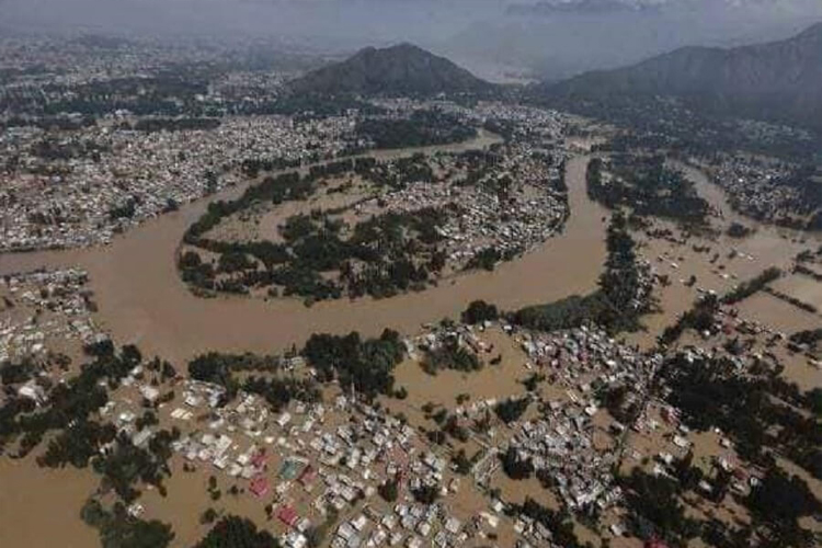 केरल को किसने दिया सदी का सबसे बड़ा दर्द, कुदरत का कहर या इंसानी लालच ने ले डूबा? केरल को किसने दिया सदी का सबसे बड़ा दर्द, कुदरत का कहर या इंसानी लालच ने ले डूबा?- India TV Hindi