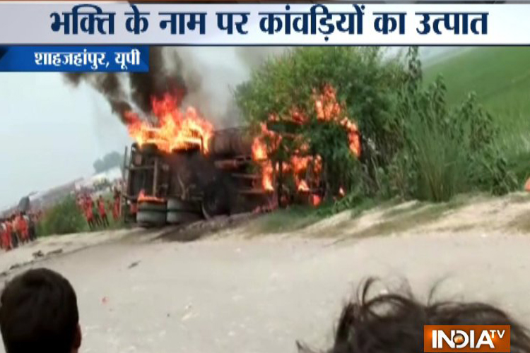 यूपी के शाहजहांपुर में कांवड़ियों की गुंडागर्दी, शक के बिनाह पर किया ट्रक को आग के हवाले यूपी के शाहजहांपुर में कांवड़ियों की गुंडागर्दी, शक के बिनाह पर किया ट्रक को आग के हवाले- India TV Hindi