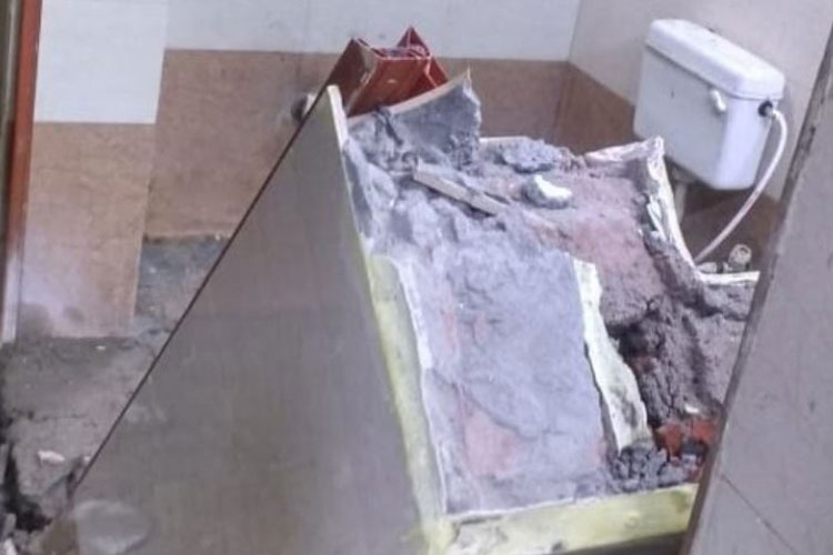 wall collapses of washroom of waiting room in patna... wall collapses of washroom of waiting room in patna...- India TV Hindi