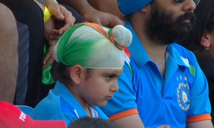 एशिया कप के फाइनल में छा गया भारतीय टीम का फैन ये नन्हा सरदार एशिया कप के फाइनल में छा गया भारतीय टीम का फैन ये नन्हा सरदार- India TV Hindi