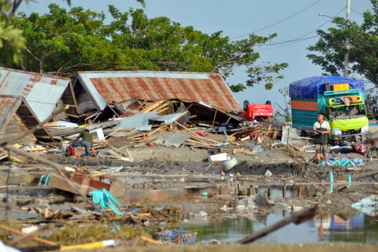 Indonesia earthquake, tsunami death toll crosses 800, hundreds more injured | AP Indonesia earthquake, tsunami death toll crosses 800, hundreds more injured | AP- India TV Hindi