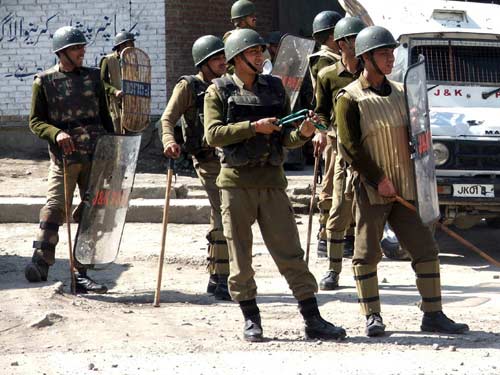 श्रीनगर में विधायक का सुरक्षाकर्मी पांच AK-47 सहित नौ राइफल लेकर फरार, सर्च ऑपरेशन जारी श्रीनगर में विधायक का सुरक्षाकर्मी पांच AK-47 सहित नौ राइफल लेकर फरार, सर्च ऑपरेशन जारी- India TV Hindi