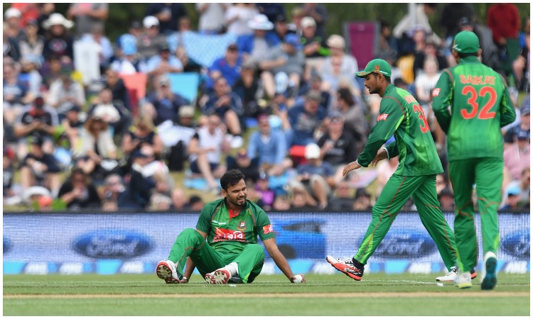 Mashrafe Mortaza takes a stunner of Shoaib Malik Mashrafe Mortaza takes a stunner of Shoaib Malik- India TV Hindi