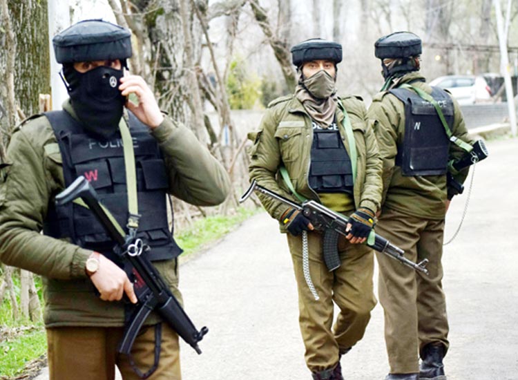 Three terrorists arrested in Kashmir's Sirnagar Three terrorists arrested in Kashmir's Sirnagar- India TV Hindi