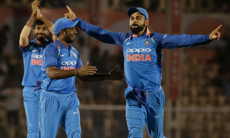 Virat Kohli celebrates with Ambati Rayudu and Jasprit Bumrah Virat Kohli celebrates with Ambati Rayudu and Jasprit Bumrah- India TV Hindi