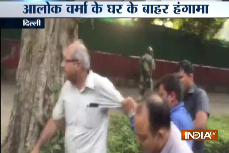 छुट्टी पर भेजे गए सीबीआई डायरेक्टर आलोक वर्मा के घर के बाहर हंगामा, पकड़े गए 4 संदिग्ध छुट्टी पर भेजे गए सीबीआई डायरेक्टर आलोक वर्मा के घर के बाहर हंगामा, पकड़े गए 4 संदिग्ध- India TV Hindi