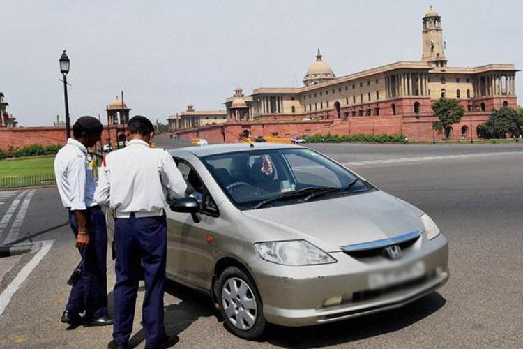 दिल्ली में वायु प्रदूषण फैलाने पर दस हजार से अधिक गाड़ियों पर कार्रवाई दिल्ली में वायु प्रदूषण फैलाने पर दस हजार से अधिक गाड़ियों पर कार्रवाई - India TV Hindi