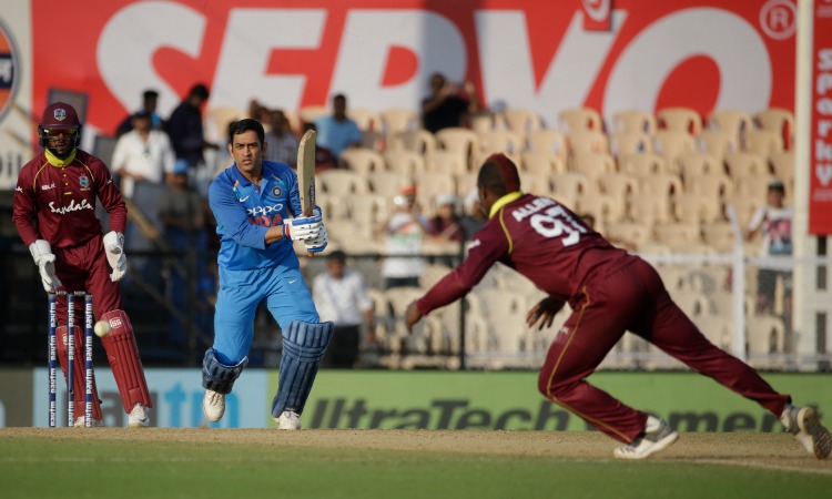 MS Dhoni 1 run away from 10,000 runs MS Dhoni 1 run away from 10,000 runs - India TV Hindi