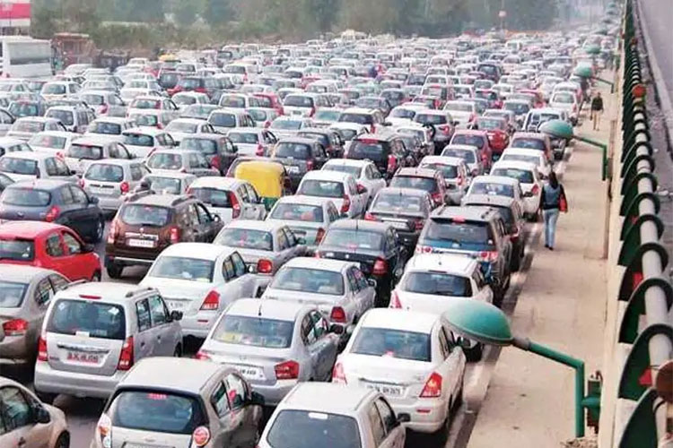 SC prohibits plying of 15-yr old petrol, 10-yr old diesel vehicles in NCR SC prohibits plying of 15-yr old petrol, 10-yr old diesel vehicles in NCR- India TV Hindi