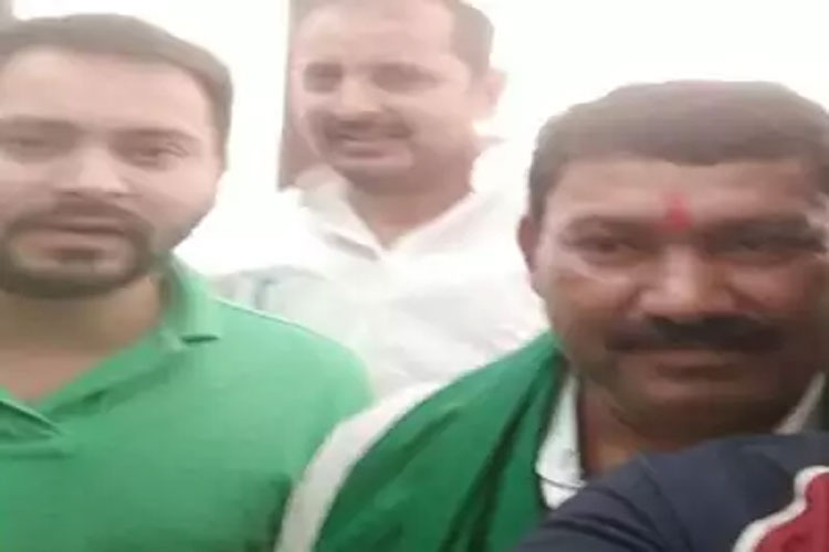 Viral photo of Tejaswi with Gangster Viral photo of Tejaswi with Gangster- India TV Hindi