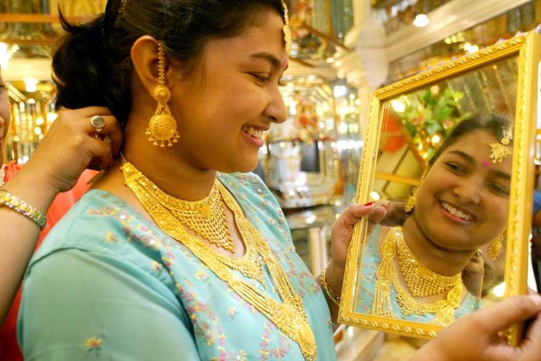 Women Buy jewellery Women Buy jewellery- India TV Hindi