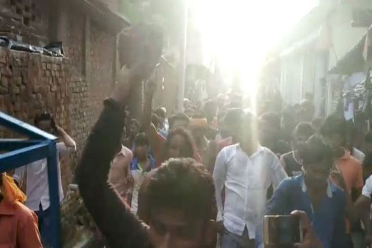 बेवफाई के शक में पति ने पत्नी को बुरी तरह पीटा बेवफाई के शक में पति ने पत्नी को बुरी तरह पीटा- India TV Hindi
