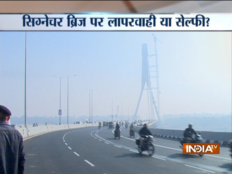 दिल्ली के सिग्नेचर ब्रिज पर बड़ा हादसा, पुल से गिरकर मरे 2 युवक दिल्ली के सिग्नेचर ब्रिज पर बड़ा हादसा, पुल से गिरकर मरे 2 युवक- India TV Hindi