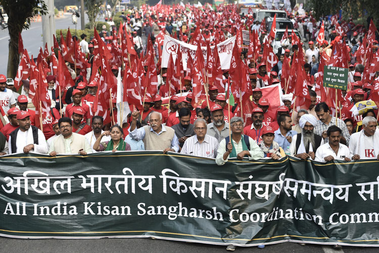 Farmers' protest in Delhi: Cultivators march to Ramlila Maidan to demand special session of Parliame Farmers' protest in Delhi: Cultivators march to Ramlila Maidan to demand special session of Parliame- India TV Hindi