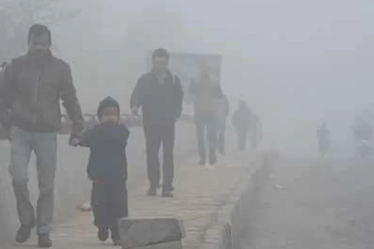 दिल्ली में धुंध भरी सुबह, वायु गुणवत्ता 'बेहद खराब' दिल्ली में धुंध भरी सुबह, वायु गुणवत्ता 'बेहद खराब'- India TV Hindi