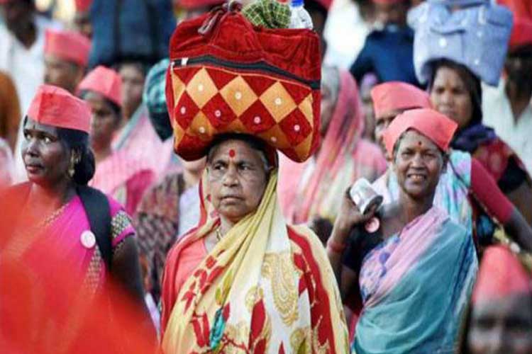 Farmers begin march from Thane to Mumbai for land... Farmers begin march from Thane to Mumbai for land...- India TV Hindi