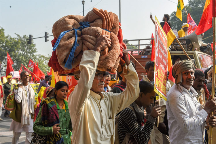 AIKSCC members and farmers begin their march from Ramlila Maidan towards Parliament AIKSCC members and farmers begin their march from Ramlila Maidan towards Parliament- India TV Hindi