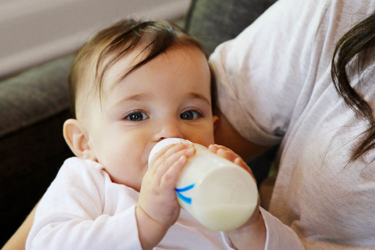 Danger of development disorde in newborns by drinking closed milk in packet Danger of development disorde in newborns by drinking closed milk in packet - India TV Hindi