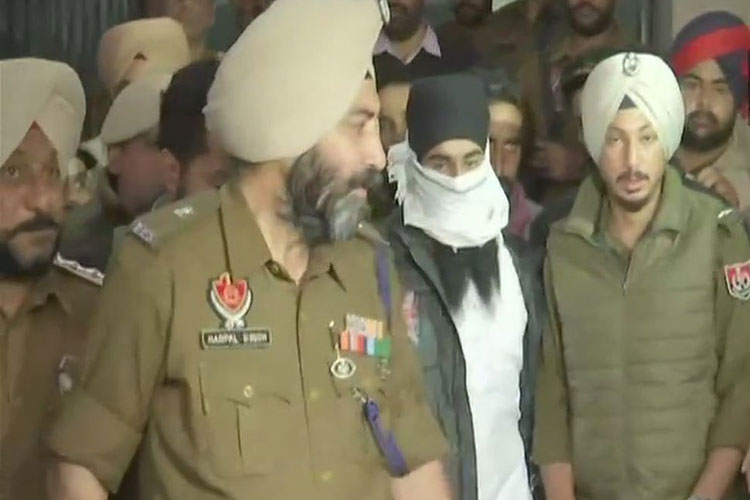पंजाब पुलिस ने अमृतसर में ग्रेनेड हमला मामले में दूसरी गिरफ्तारी की पंजाब पुलिस ने अमृतसर में ग्रेनेड हमला मामले में दूसरी गिरफ्तारी की- India TV Hindi
