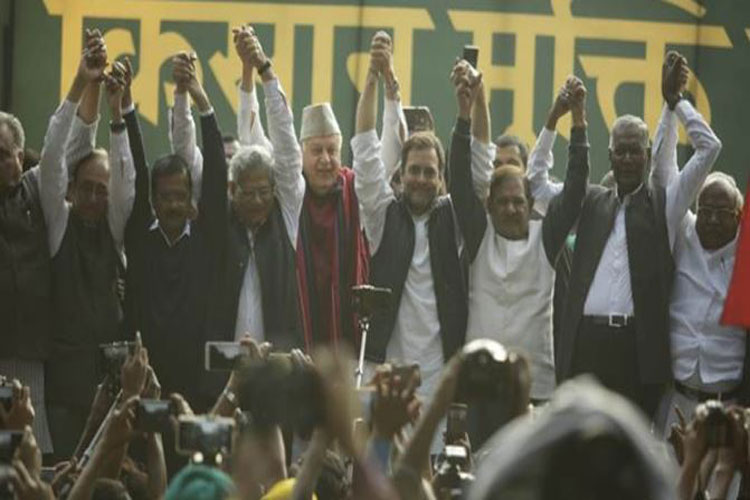 Rahul Gandhi and Arvind Kejriwal joins hands at Kisan March in Delhi Rahul Gandhi and Arvind Kejriwal joins hands at Kisan March in Delhi- India TV Hindi