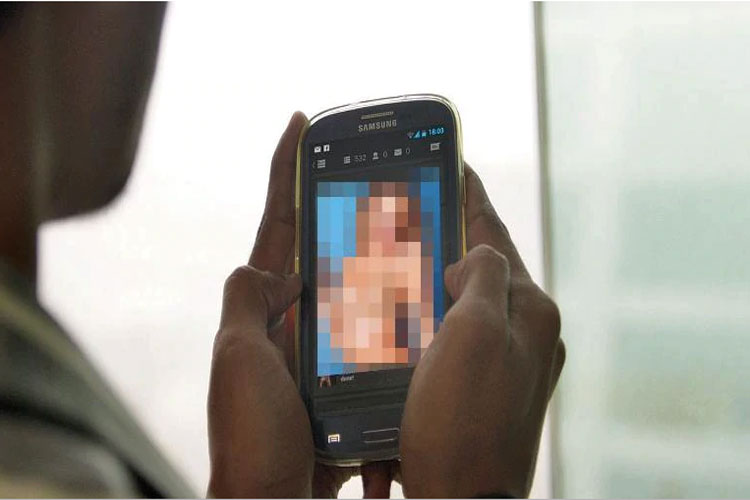 Officer booked for uploading obscene photos of wife... Officer booked for uploading obscene photos of wife...- India TV Hindi