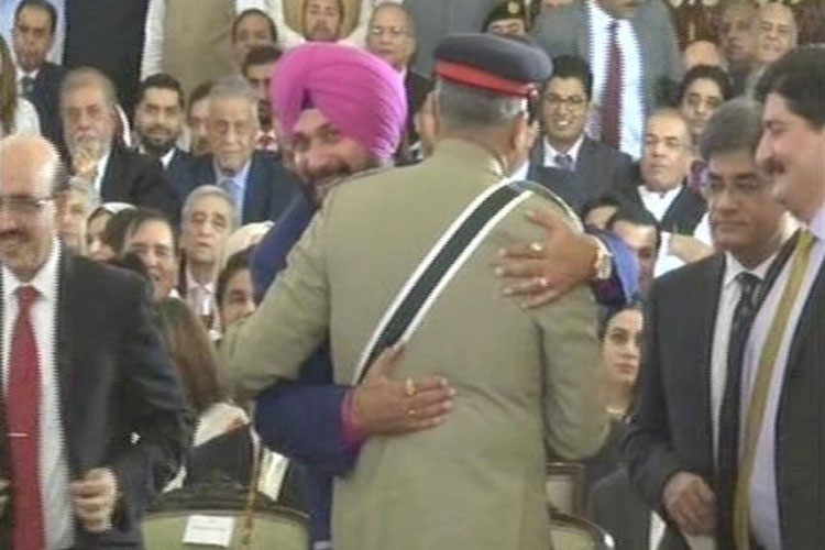 Sidhu says that his hug wit pak army chief was not a Rafale Deal Sidhu says that his hug wit pak army chief was not a Rafale Deal- India TV Hindi
