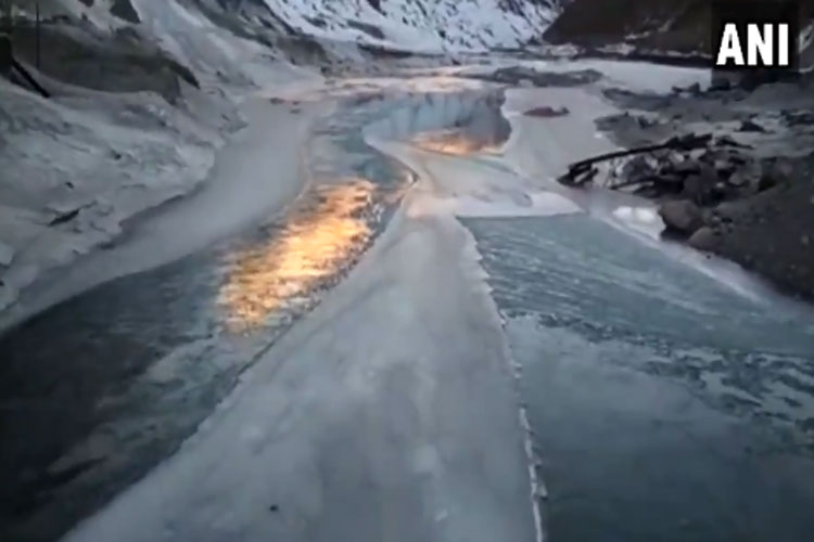 River Chandra in Lahaul-Spiti freezes partially due to cold wave River Chandra in Lahaul-Spiti freezes partially due to cold wave- India TV Hindi