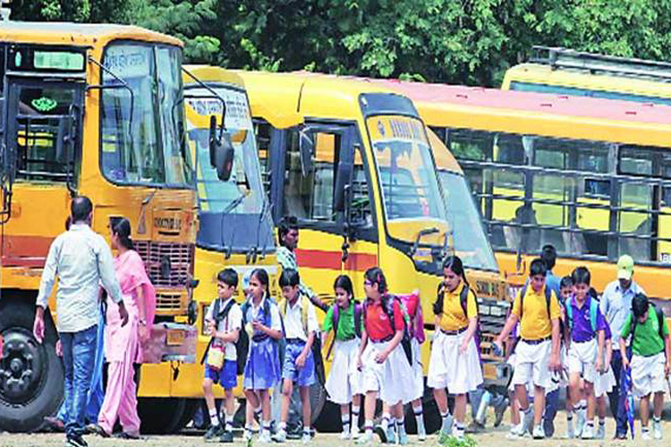 दिल्ली के निजी स्कूलों पर अभिभावकों का 750 करोड़ रुपया बकाया दिल्ली के निजी स्कूलों पर अभिभावकों का 750 करोड़ रुपया बकाया- India TV Hindi