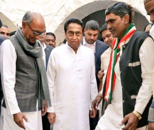 Congress worker wears shoes by Kamal Nath as party forms govt in Madhya Pradesh Congress worker wears shoes by Kamal Nath as party forms govt in Madhya Pradesh- India TV Hindi