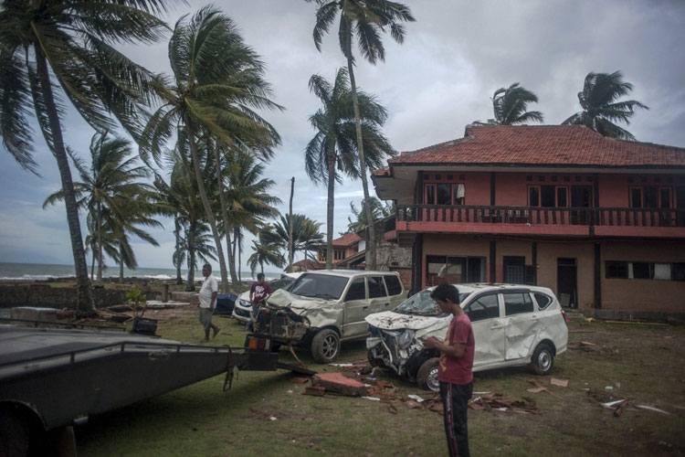 Indonesia tsunami death toll touches 429, over 1,400 injured; thousands homeless Indonesia tsunami death toll touches 429, over 1,400 injured; thousands homeless- India TV Hindi