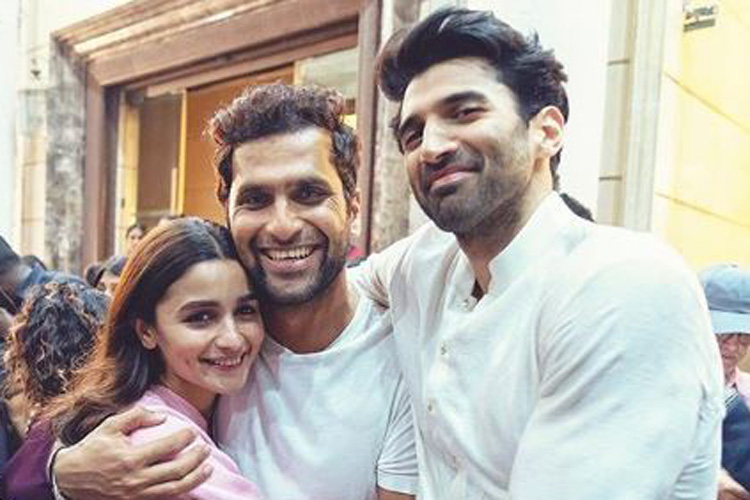 Alia Bhatt wraps up Kalank shoot, shares picture with Aditya Roy Kapur Alia Bhatt wraps up Kalank shoot, shares picture with Aditya Roy Kapur- India TV Hindi