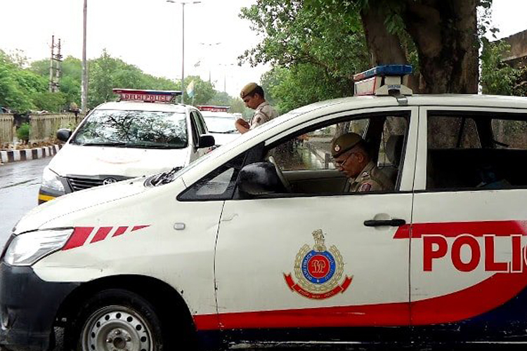 दिल्ली पुलिस ने भोपाल से युवक को किया गिरफ्तार, मध्य प्रदेश सरकार ने जताई आपत्ति दिल्ली पुलिस ने भोपाल से युवक को किया गिरफ्तार, मध्य प्रदेश सरकार ने जताई आपत्ति- India TV Hindi