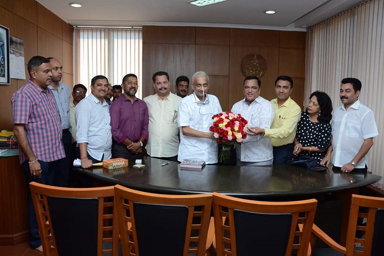 Chief Minister Manohar Parrikar held meeting with his... Chief Minister Manohar Parrikar held meeting with his...- India TV Hindi